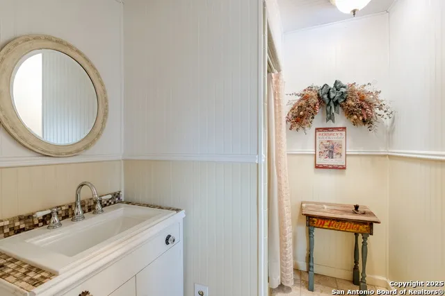 461 Highway 173 S Devine, TX 78016
